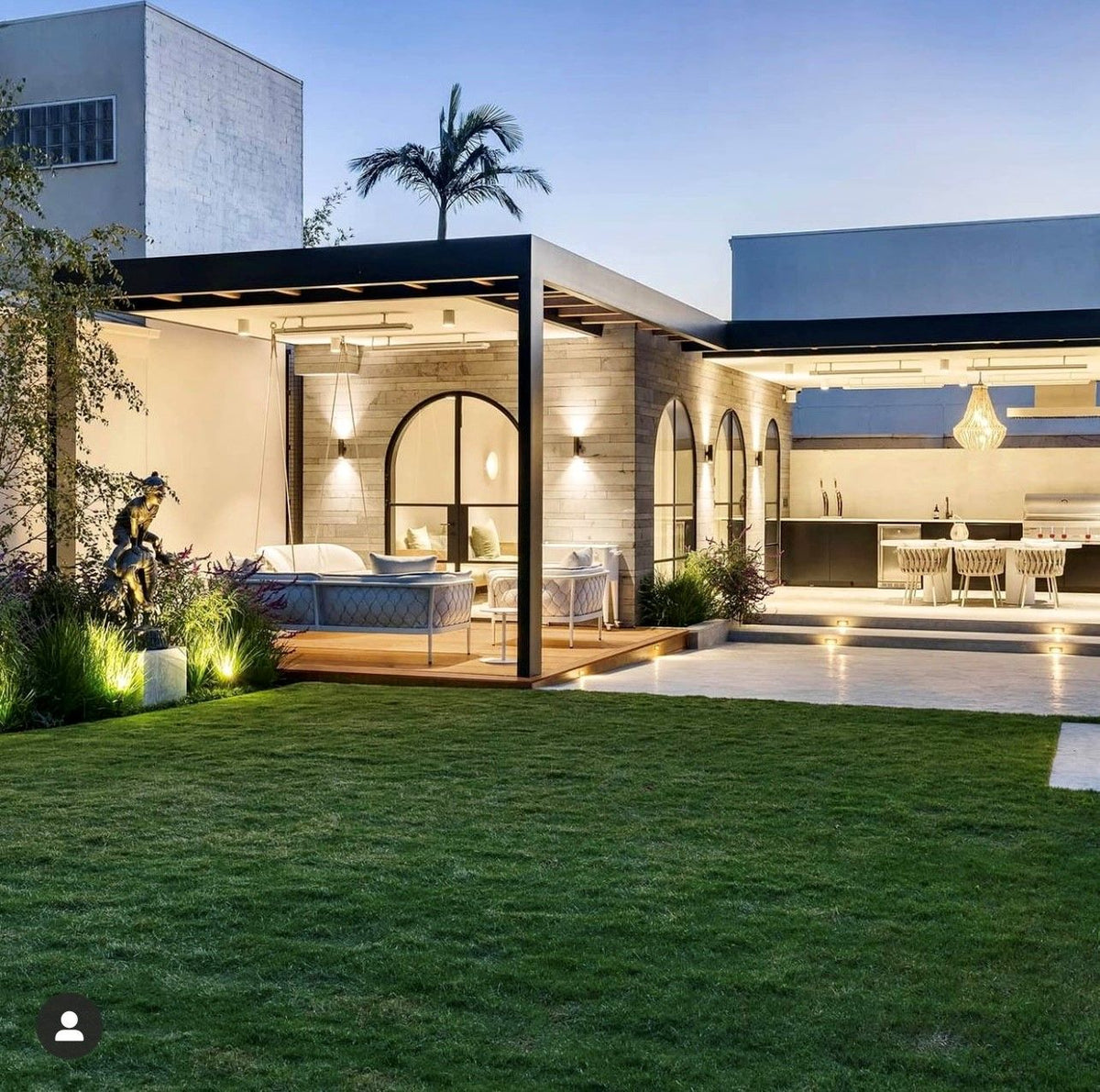 TifTuf Bermuda lawn showing the leaf or landscaped finish.